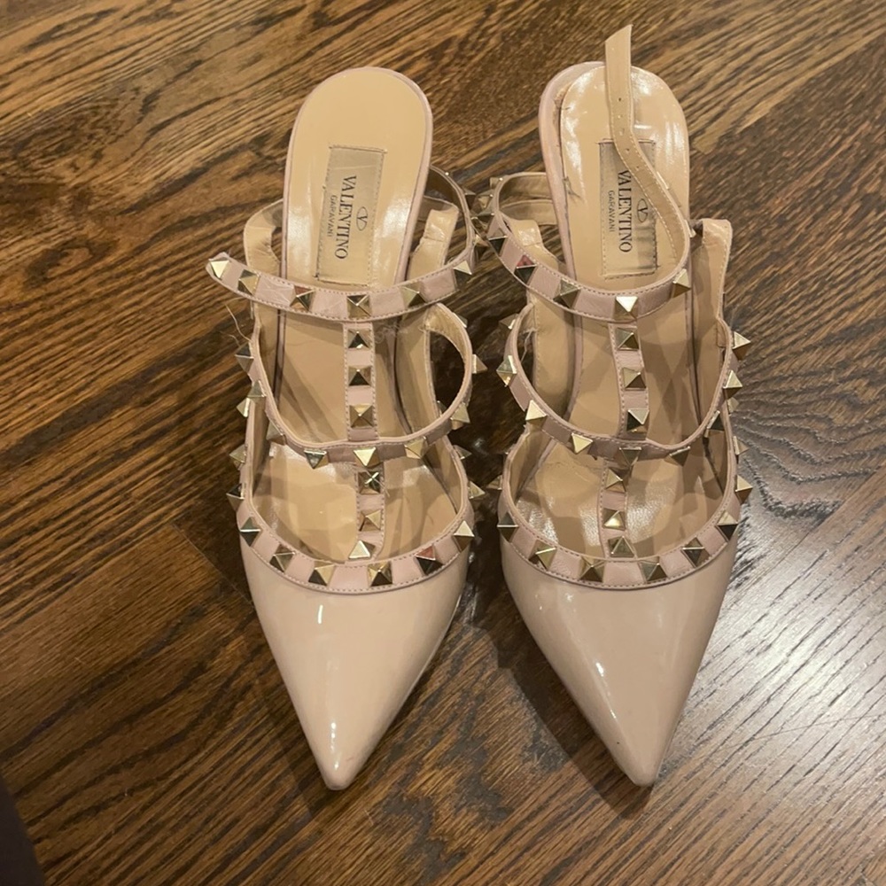 Authentic Valentino rock studs size 38